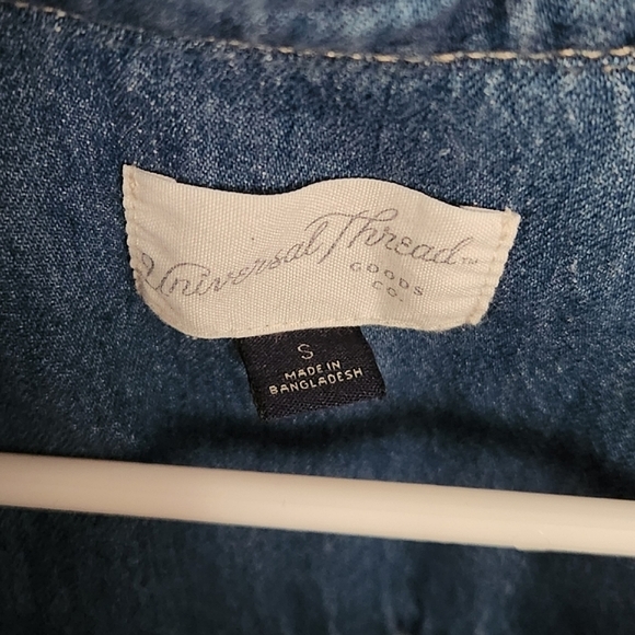 Universal Thread Women's Long Sleeve Oversized Button Down Shirt - Picture 4 of 6